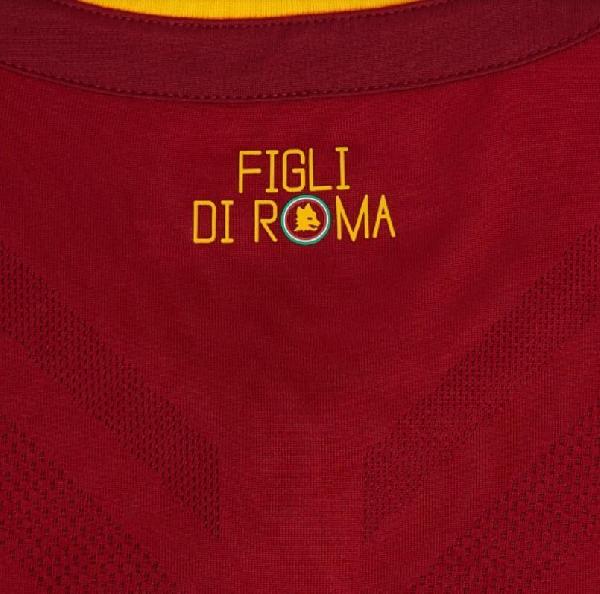 FOTO - La nuova maglia della Roma: dal Lupetto alla frase sulla schiena 