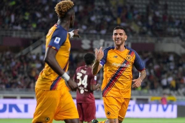 L'esultanza del 9 con Pellegrini, autore dell'assist (AS Roma via Getty Images) 