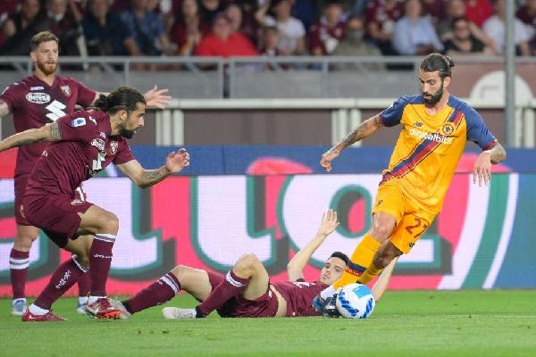 Oliveira lotta a centrocampo (AS Roma via Getty Images) 