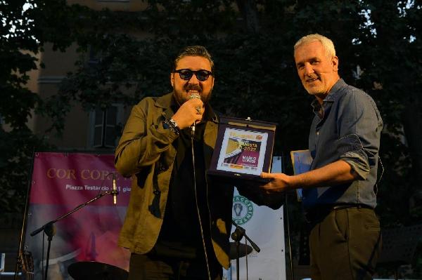 Daniele Lo Monaco premia Marco Conidi, cantautore romano (Claudia Rolando)