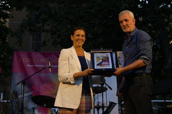Daniele Lo Monaco premia Monica Lucarelli, assessora alle attività produttive e alle pari opportunità del Comune di Roma (Claudia Rolando)