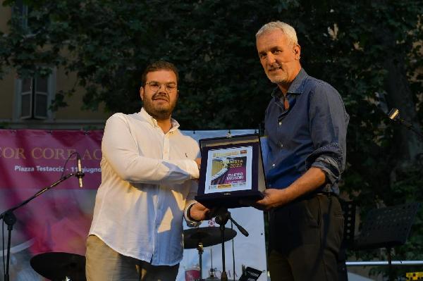 Manuel Marzocca, team manager della Primavera, ritira il premio di Filippo Missori (Claudia Rolando)