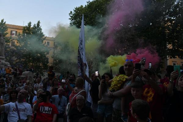 Piazza Testaccio che si colora di giallorosso (Claudia Rolando)