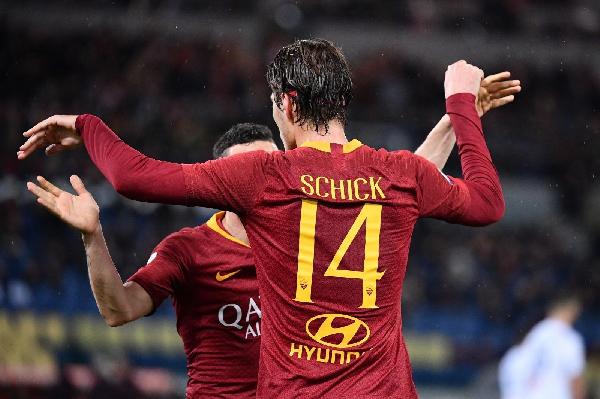 L'abbraccio tra Schick e Florenzi ©LaPresse