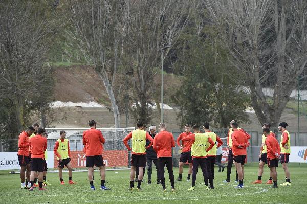 FOTO - Trigoria: Ranieri tiene a rapporto la squadra prima dell'allenamento ©LaPresse
