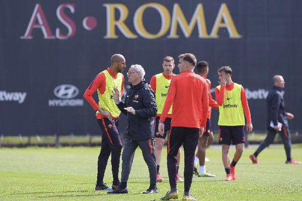FOTO - Trigoria: Ranieri tiene a rapporto la squadra prima dell'allenamento ©LaPresse