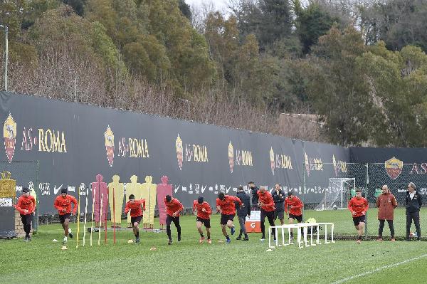 FOTO - Trigoria: Ranieri studia la Roma, Ünder lavora sul campo