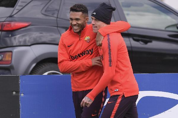 Juan Jesus scherza con Karsdorp ©LaPresse