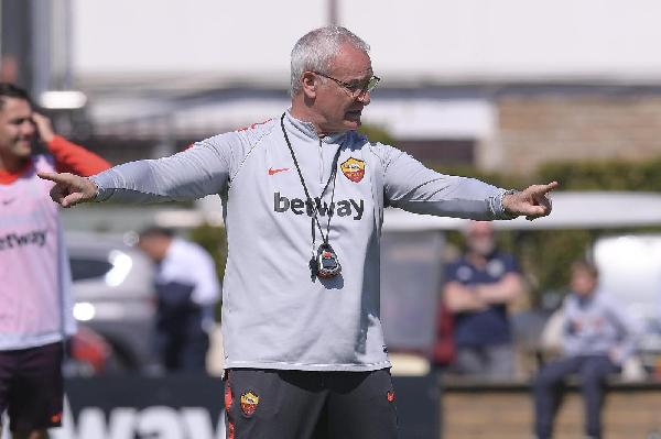 Claudio Ranieri spiega un esercizio alla squadra ©LaPresse