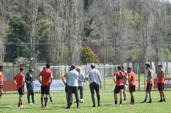 La squadra ascolta in gruppo il tecnico ©LaPresse