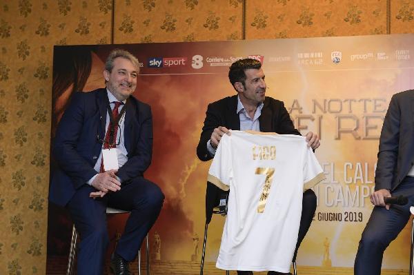 Luis Figo mostra la maglia che indosserà nell'amichevole ©LaPresse