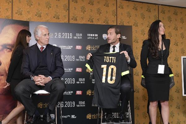 Totti mostra la maglia che indosserà durante la partita di beneficenza ©LaPresse