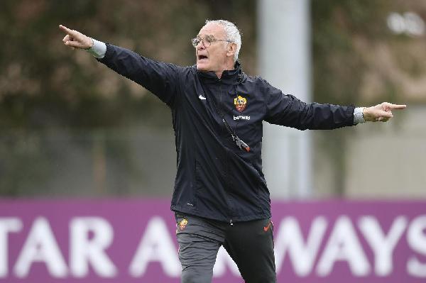 Ranieri detta indicazioni alla squadra ©LaPresse