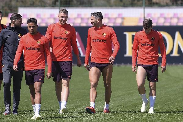 Sorrisi per i giocatori della Roma ©LaPresse