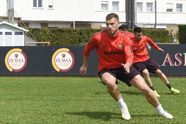 FOTO - Dzeko, Florenzi e Manolas guidano il gruppo: la Roma corre verso l'Inter