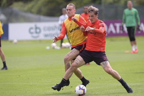 Zaniolo protegge la palla dall'attacco di Karsdorp ©LaPresse