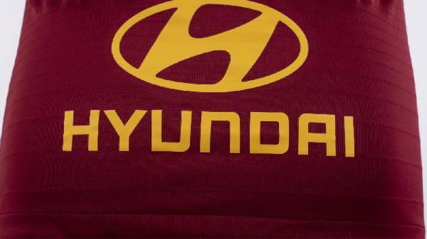Lo sponsor Hyundai sulla nuova maglia casalinga della Roma 2019/20 ©LaPresse