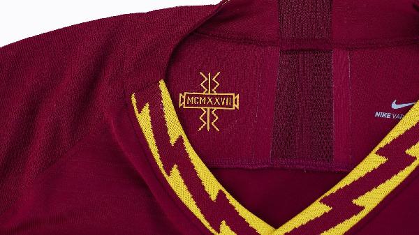 Il dettaglio della saetta sul colletto della nuova maglia casalinga della Roma 2019/20 ©LaPresse