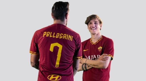 Zaniolo e Pellegrini indossano la nuova maglia casalinga della Roma 2019/20 ©LaPresse