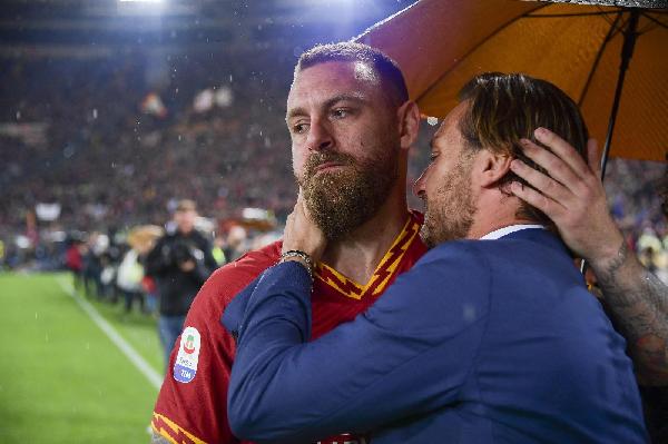 FOTO - Dall'abbraccio con Totti, al bacio sotto la Sud: 10 scatti della cerimonia per De Rossi ©LaPresse