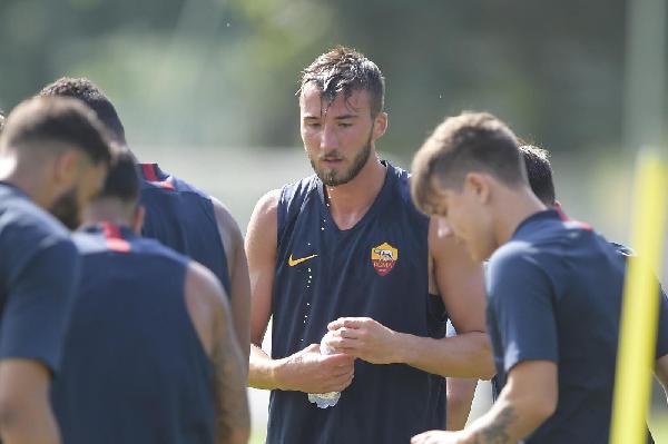 Cristante si rinfresca in un momento di pausa ©LaPresse