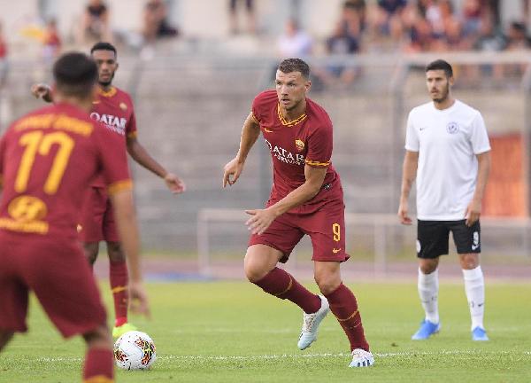 Edin Dzeko alza la testa ©LaPresse