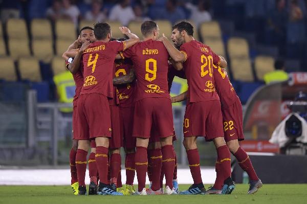 Il gruppo festeggia il terzo gol dei giallorossi ©LaPresse