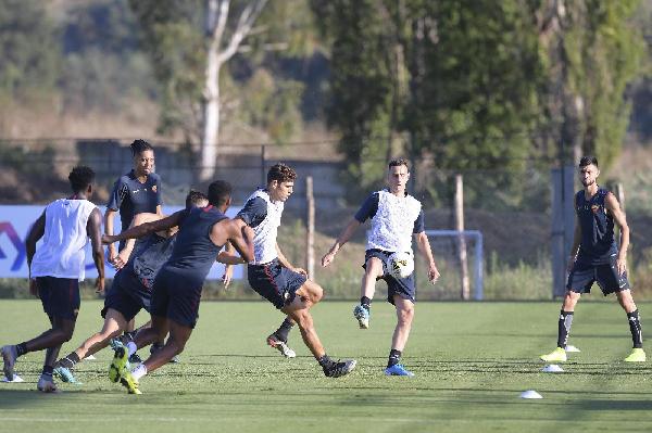 FOTO - Tra lavoro e sorrisi la Roma corre verso il Sassuolo ©LaPresse