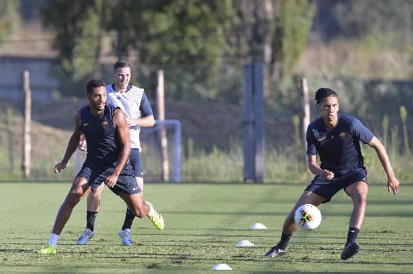 FOTO - Tra lavoro e sorrisi la Roma corre verso il Sassuolo ©LaPresse