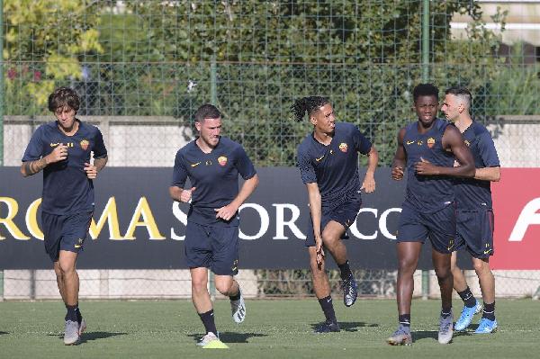 FOTO - Tra lavoro e sorrisi la Roma corre verso il Sassuolo ©LaPresse