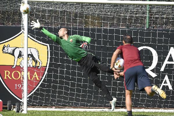 Il tuffo di Pau Lopez ©LaPresse