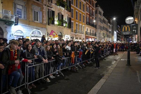 FOTO - Bagno di folla per la Roma al Nike Store di Via del Corso ©LaPresse
