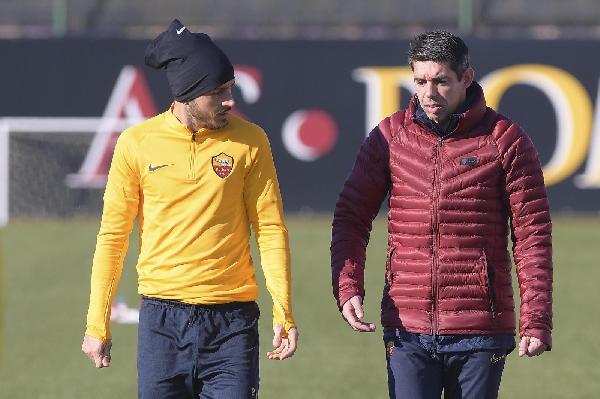 FOTO - La Roma corre verso la Juve: prima volta per il nuovo kit giallo ©LaPresse