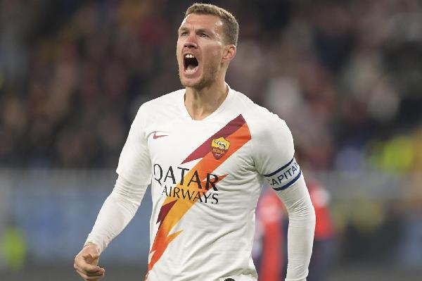 Dzeko esulta dopo il gol