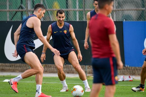 Mkhitaryan sorride durante il torello ©LaPresse