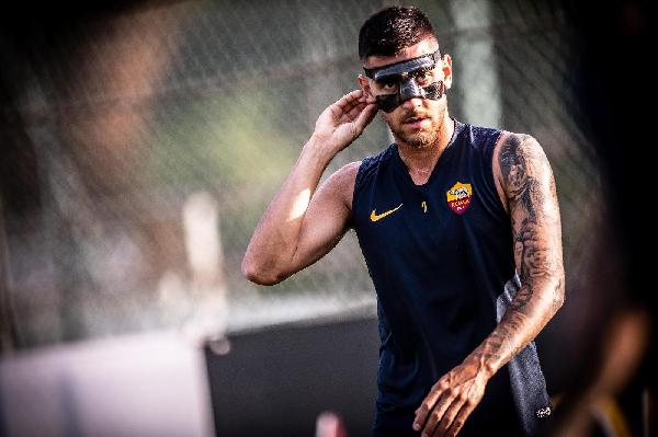 GALLERY - Trigoria: Pellegrini in gruppo con la maschera, assente Smalling ©LaPresse