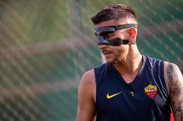 Pellegrini con la maschera protettiva ©LaPresse