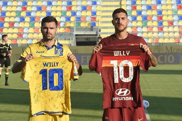 I capitani delle due squadre con le maglie speciali dedicate a Willy ©LaPresse