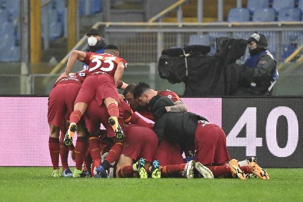 I compagni sommergono l'autore del pareggio ©LaPresse