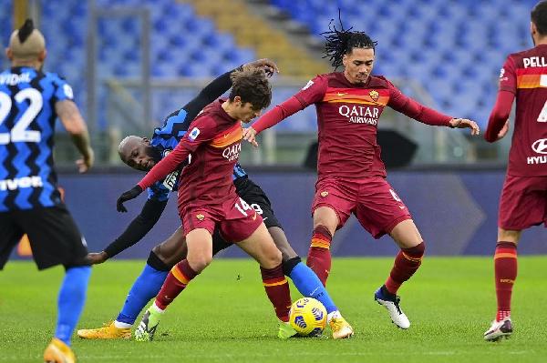 Smalling e Villar lottano con Lukaku ©LaPresse