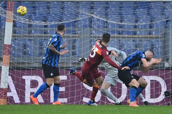 Il colpo di testa vincente di Mancini che vale il 2-2 ©LaPresse