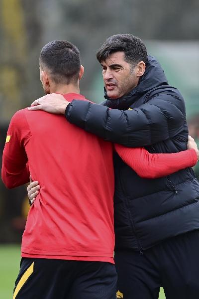 L'abbraccio tra mister Fonseca e capitan Pellegrini ©LaPresse