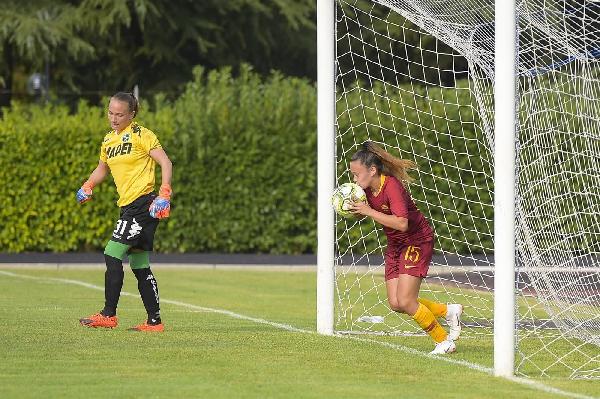 Annamaria Serturini recupera il pallone dopo aver trasformato il rigore del 2-1 ©LaPresse