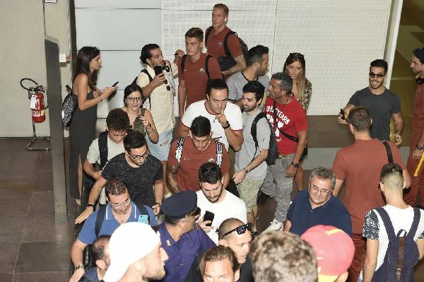 FOTO - Roma, bagno di folla alla stazione di Bologna 