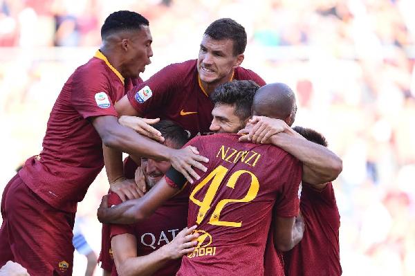 FOTO - Roma-Lazio 3-1, le migliori foto del derby vinto: dal tacco di Pellegrini all'esultanza di Kolarov 