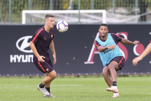 Il lancio di Juan Jesus ©LaPresse