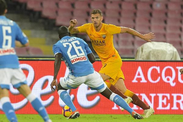 Dzeko contro Koulibaly ©LaPresse