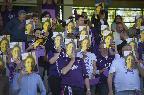 I tifosi della Fiorentina con la maschera del capitano giallorosso ©LaPresse