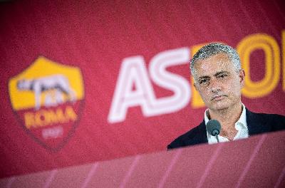 José Mourinho in conferenza @AS Roma via Getty Images