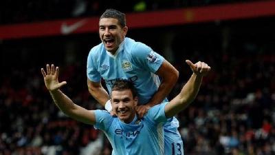 Dzeko e Kolarov con la maglia del Manchester City